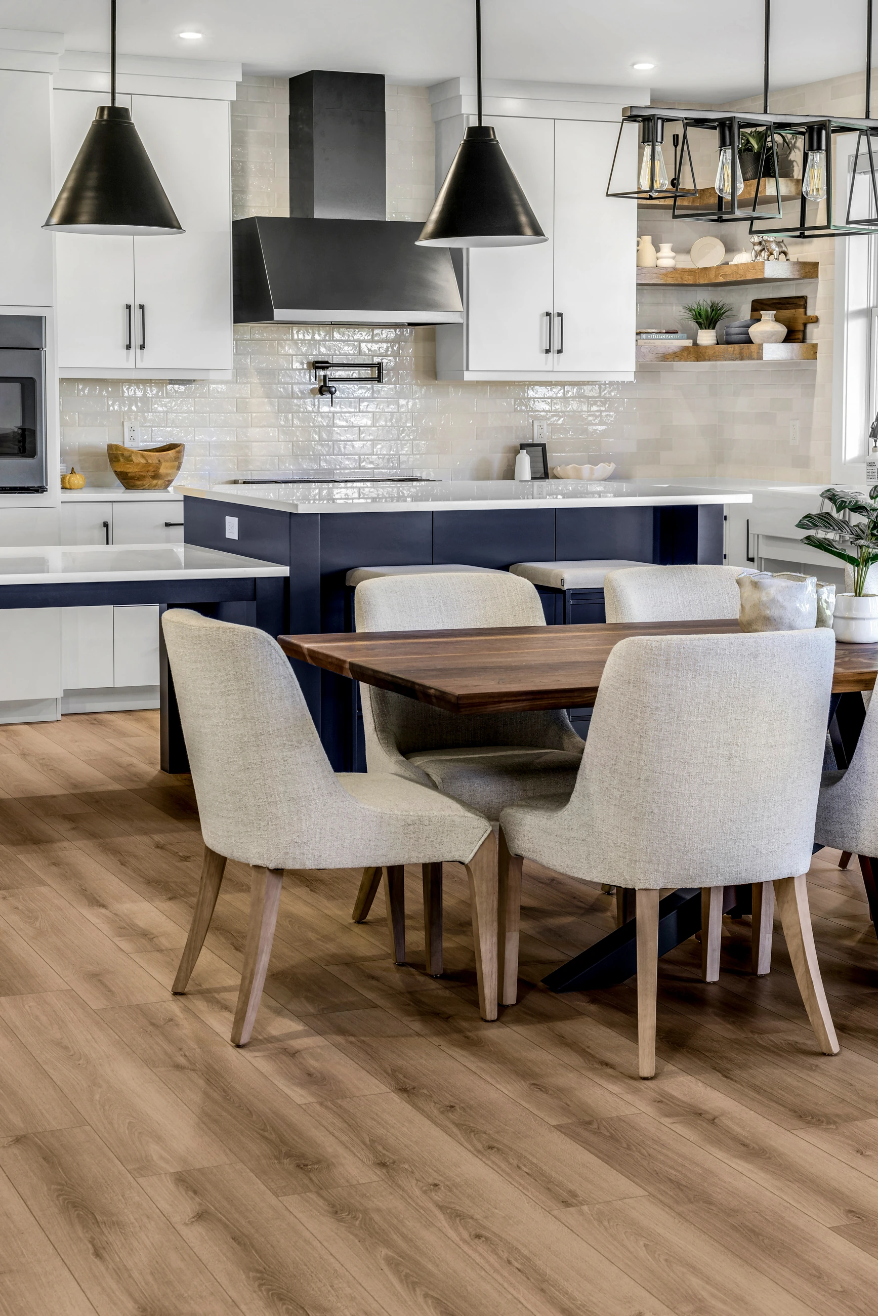 The Puffin — Dining table beside the kitchen