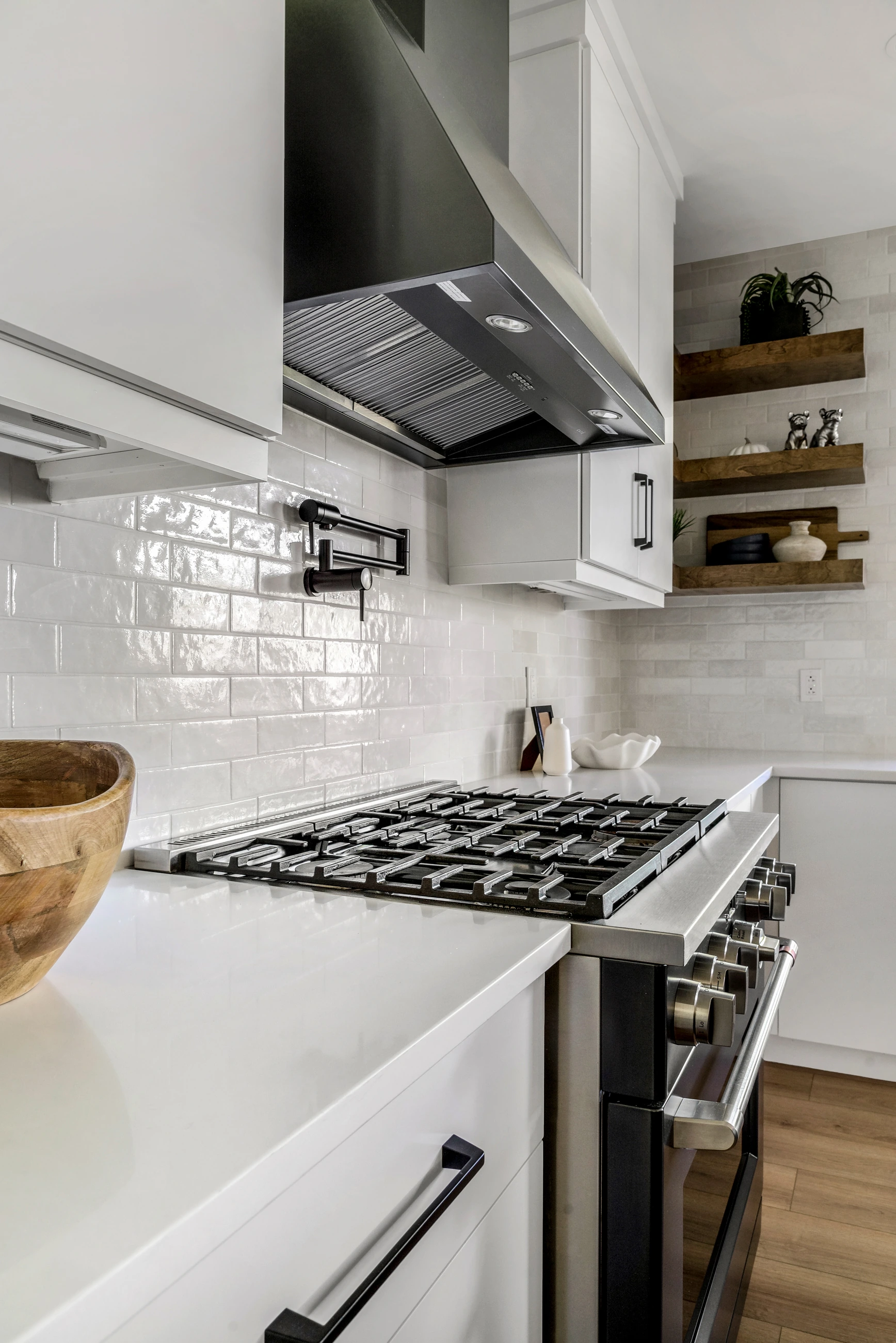 The Puffin — Gas range and tile backsplash
